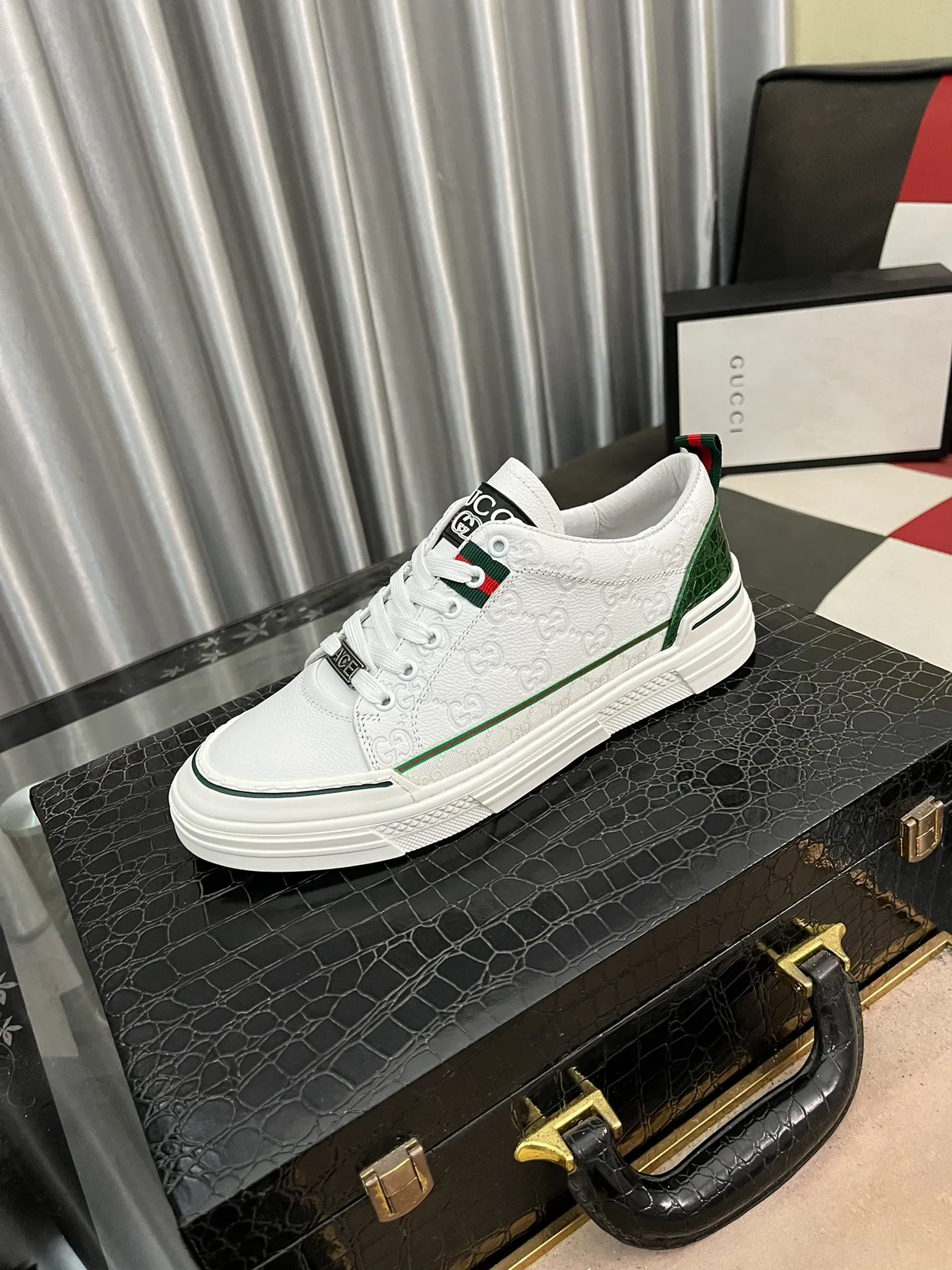 Men's shoes💰400⌚️⌚️[GUCCI] Gucci men's casual shoes are absolutely popular🔥The ultimate matching item for trendy men! The charm of super texture is irresistible, the main recommendation, the flower leather color is bright! The upper is made of high-quality cowhide + brand printed fabric, sheepskin feet, wear-resistant rubber sole, noble and elegant! Extremely comfortable🎁🎁You can be as handsome as you want💪 38-442⃣️colors available
